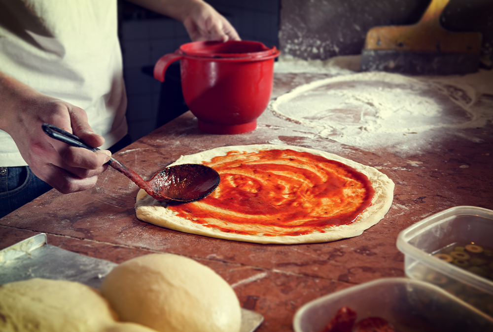 مواد موردنیاز برای پخت پیتزای ایتالیایی در خانه 